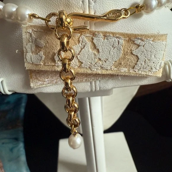 Elegant Pearl Necklace with Gold Accents - Picture 4 of 5